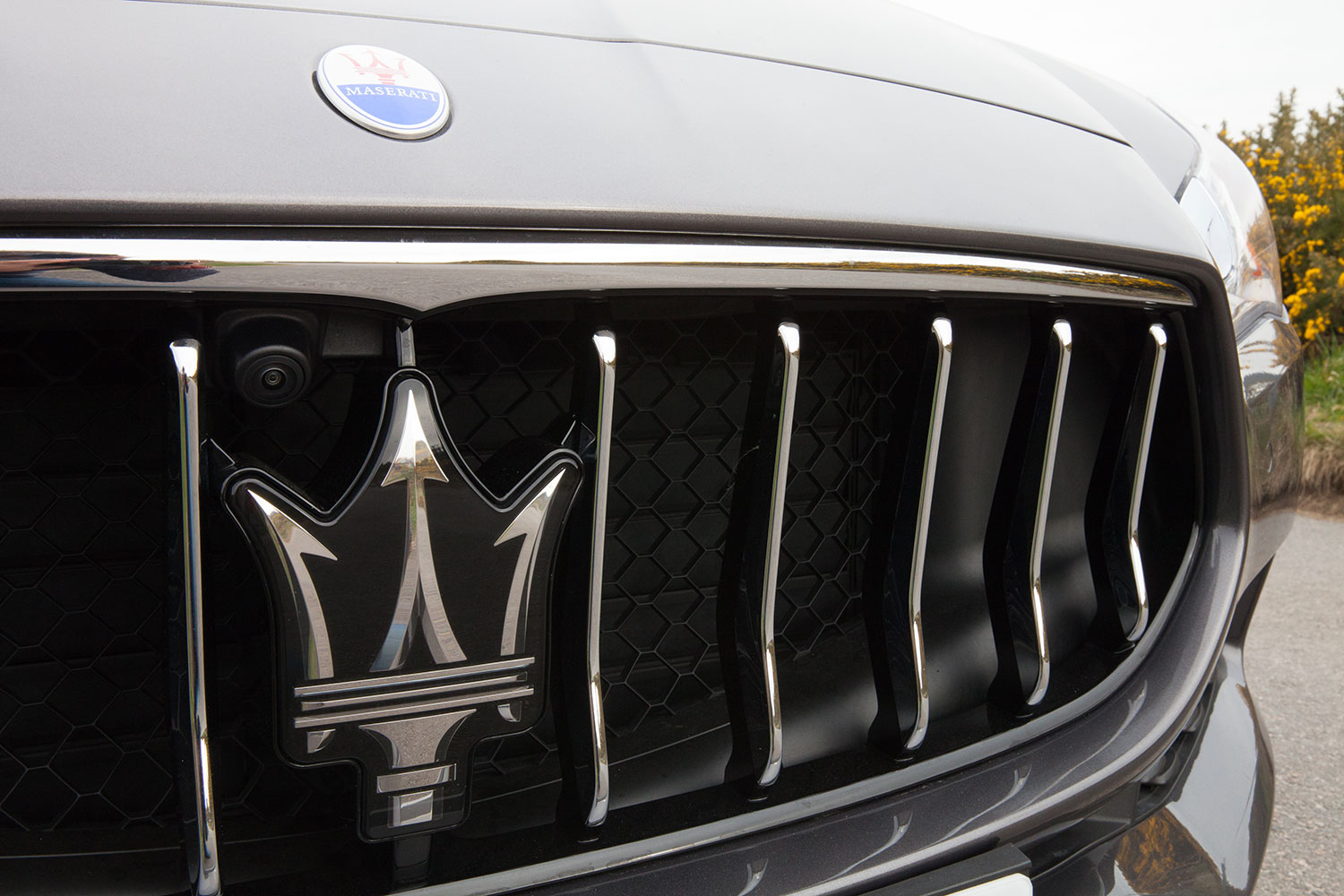 The Maserati Quattroporte S front grill & badge