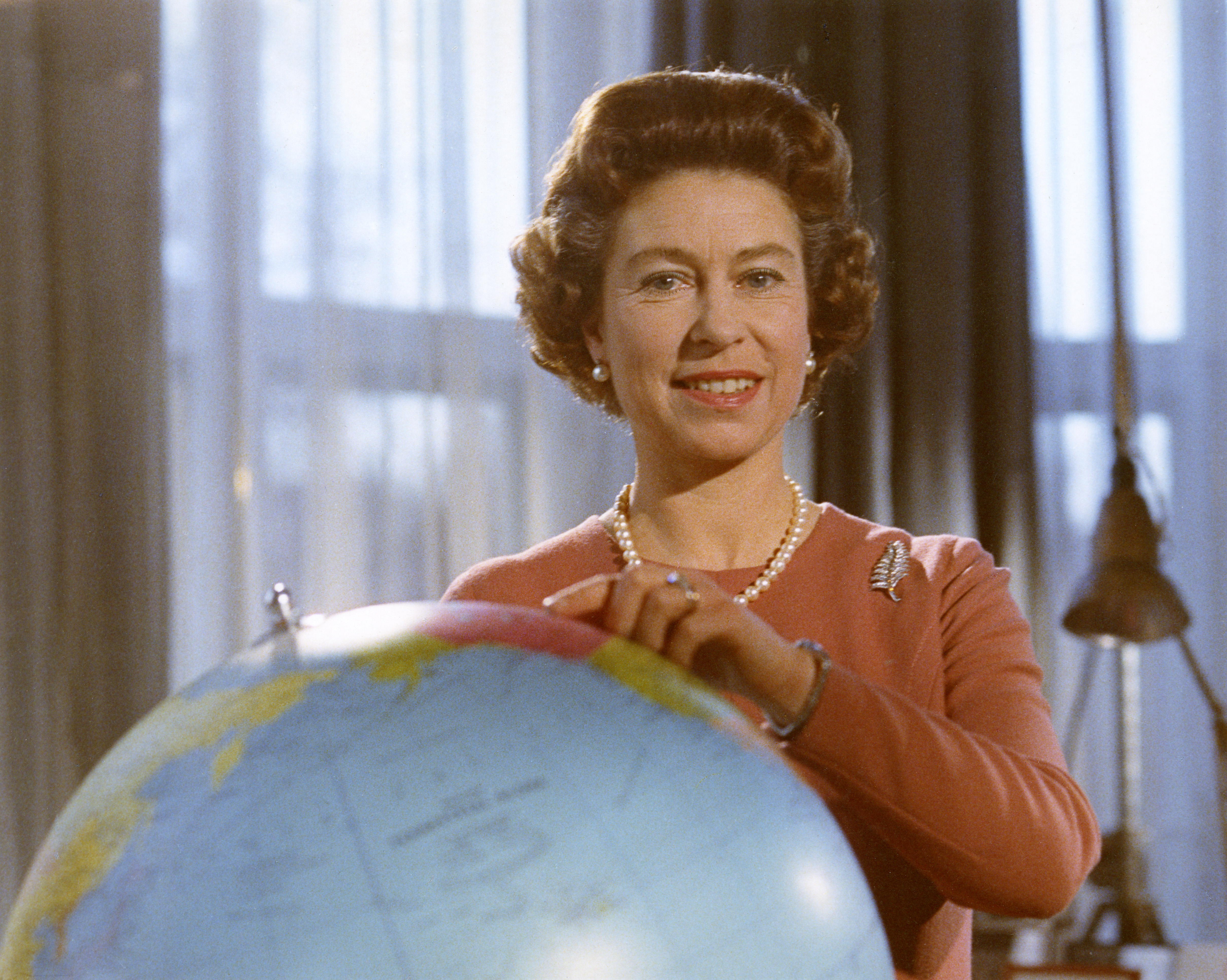 Queen Elizabeth Tribute - The Monarch  with a globe 1970
