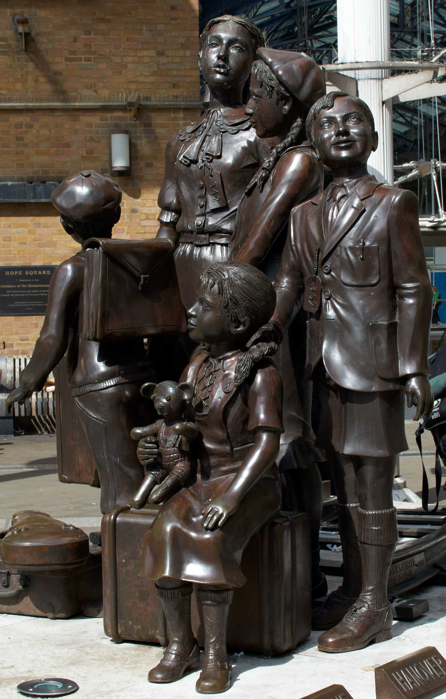 London's Iconic Statues - Kindertransport
