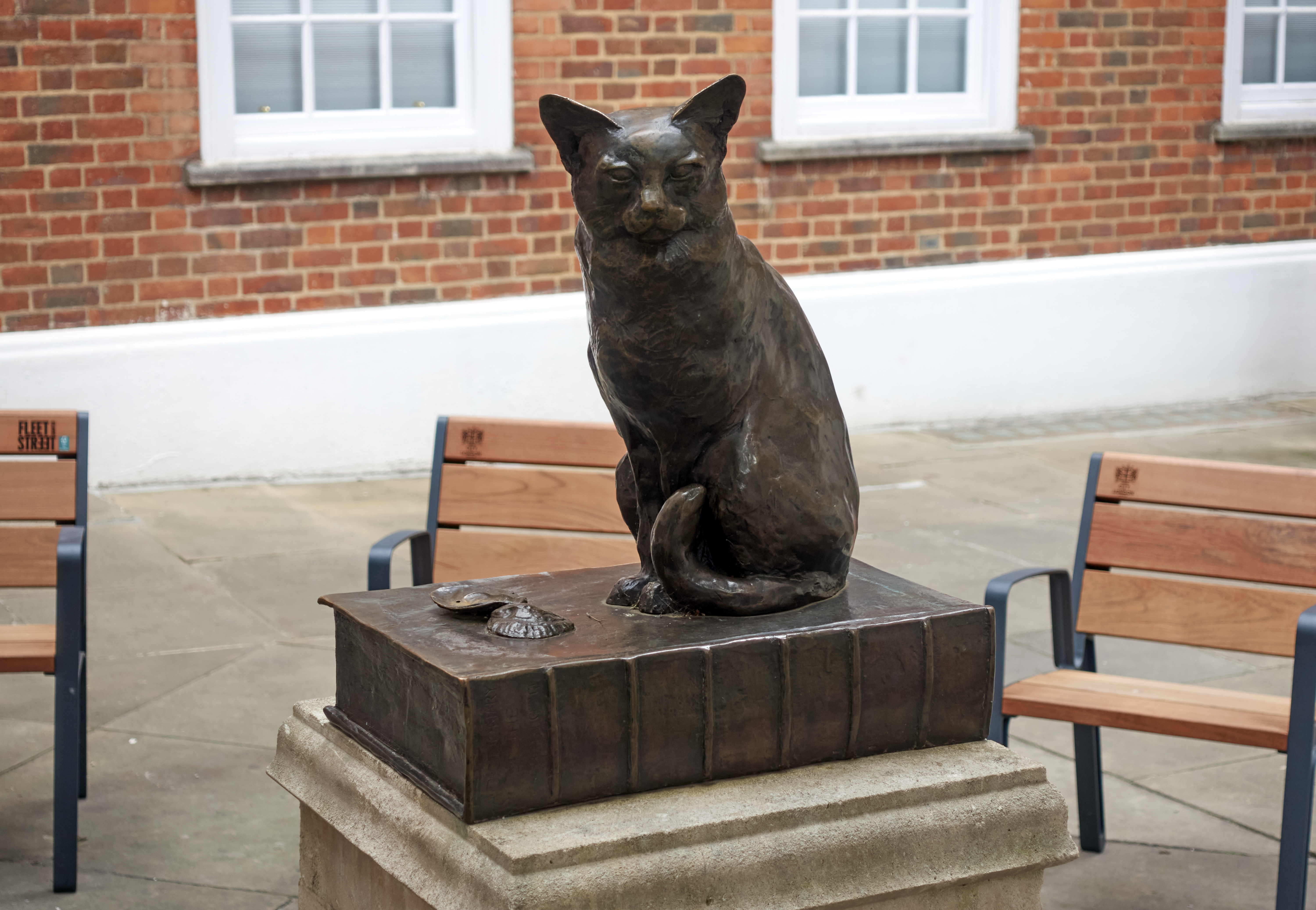 London's Iconic Statues - Hodge