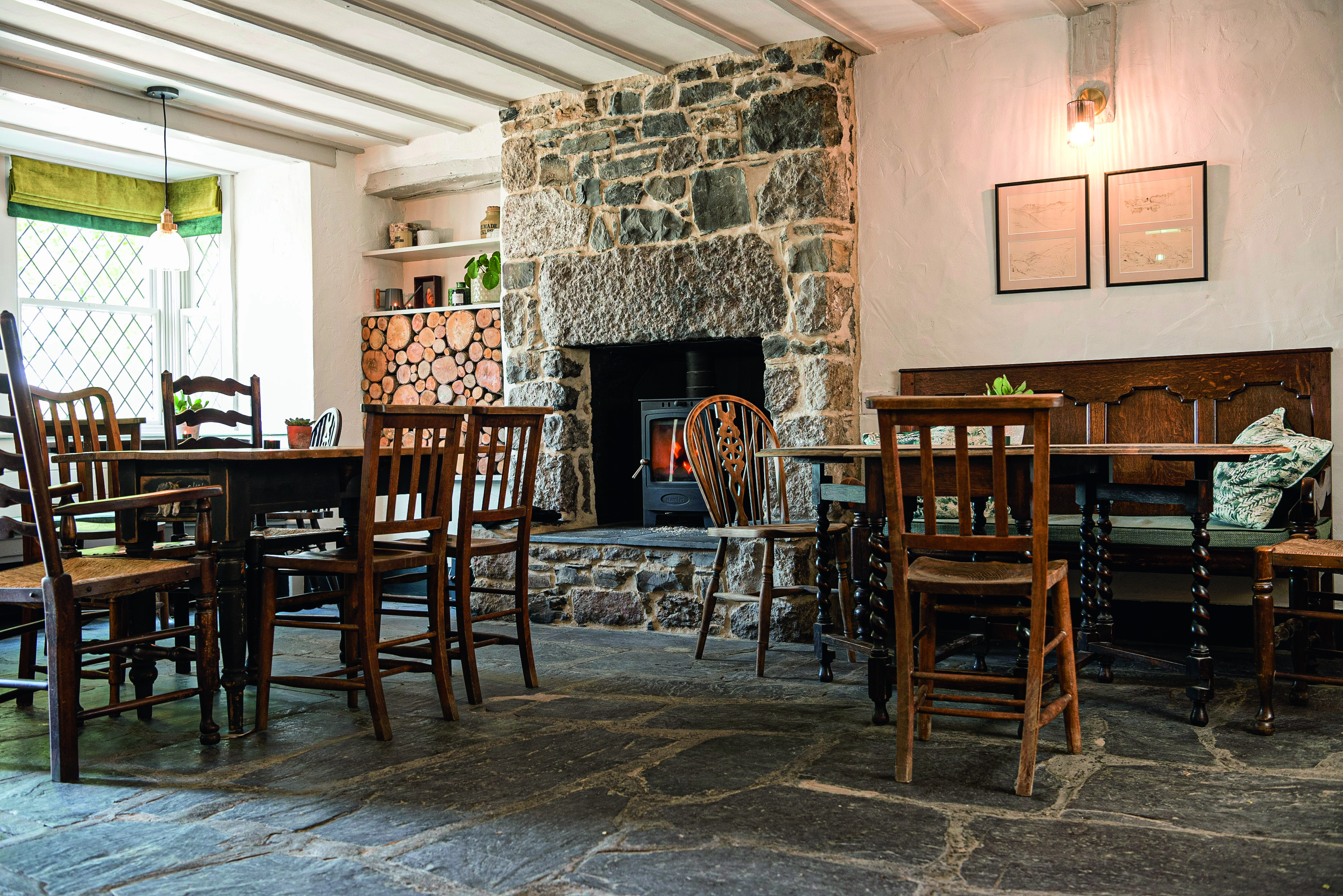 Gourmet Fast Food - Heft seating area