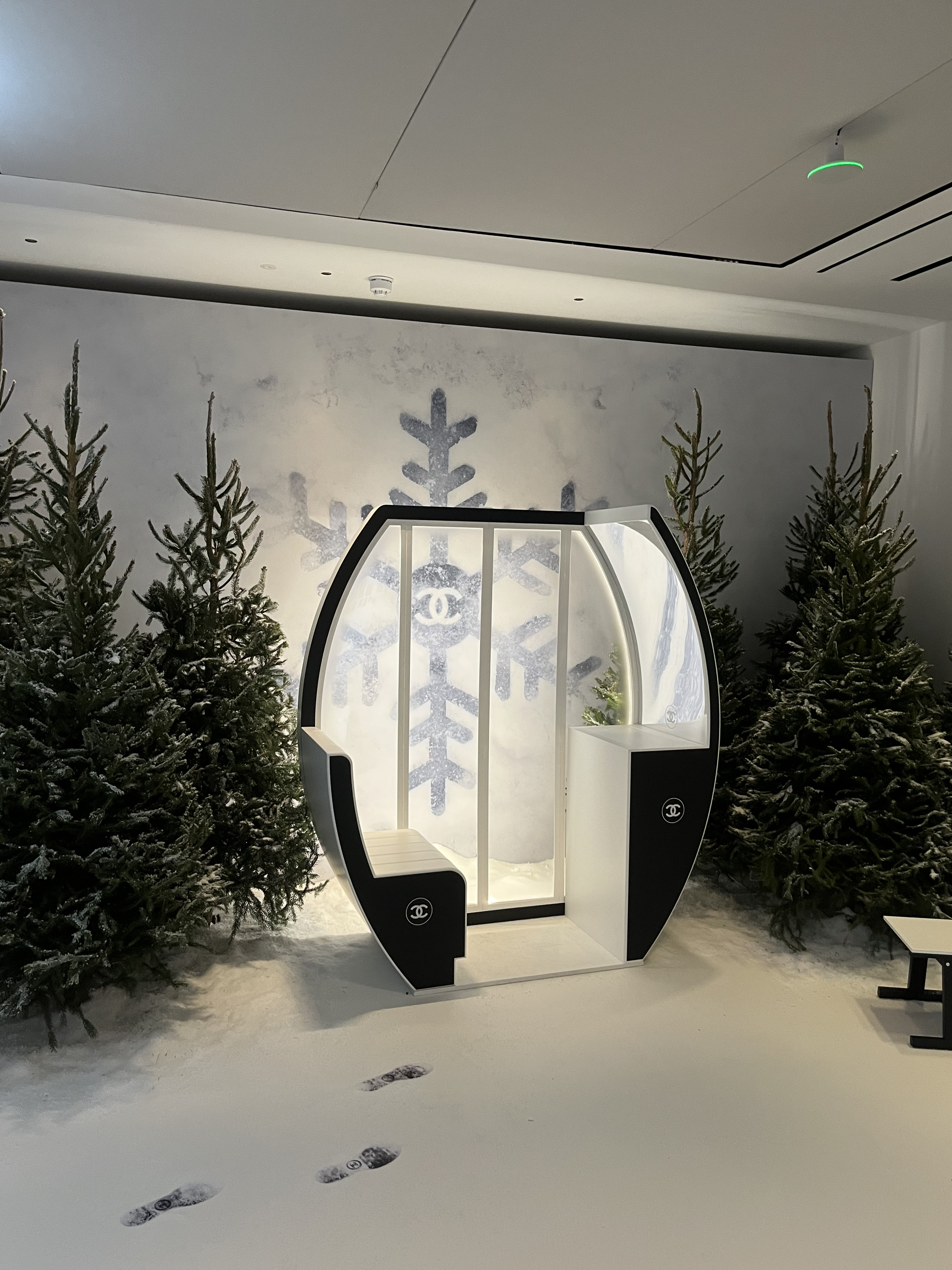 Chanel Les Beiges Winter Glow Collection - Bond Street Installation