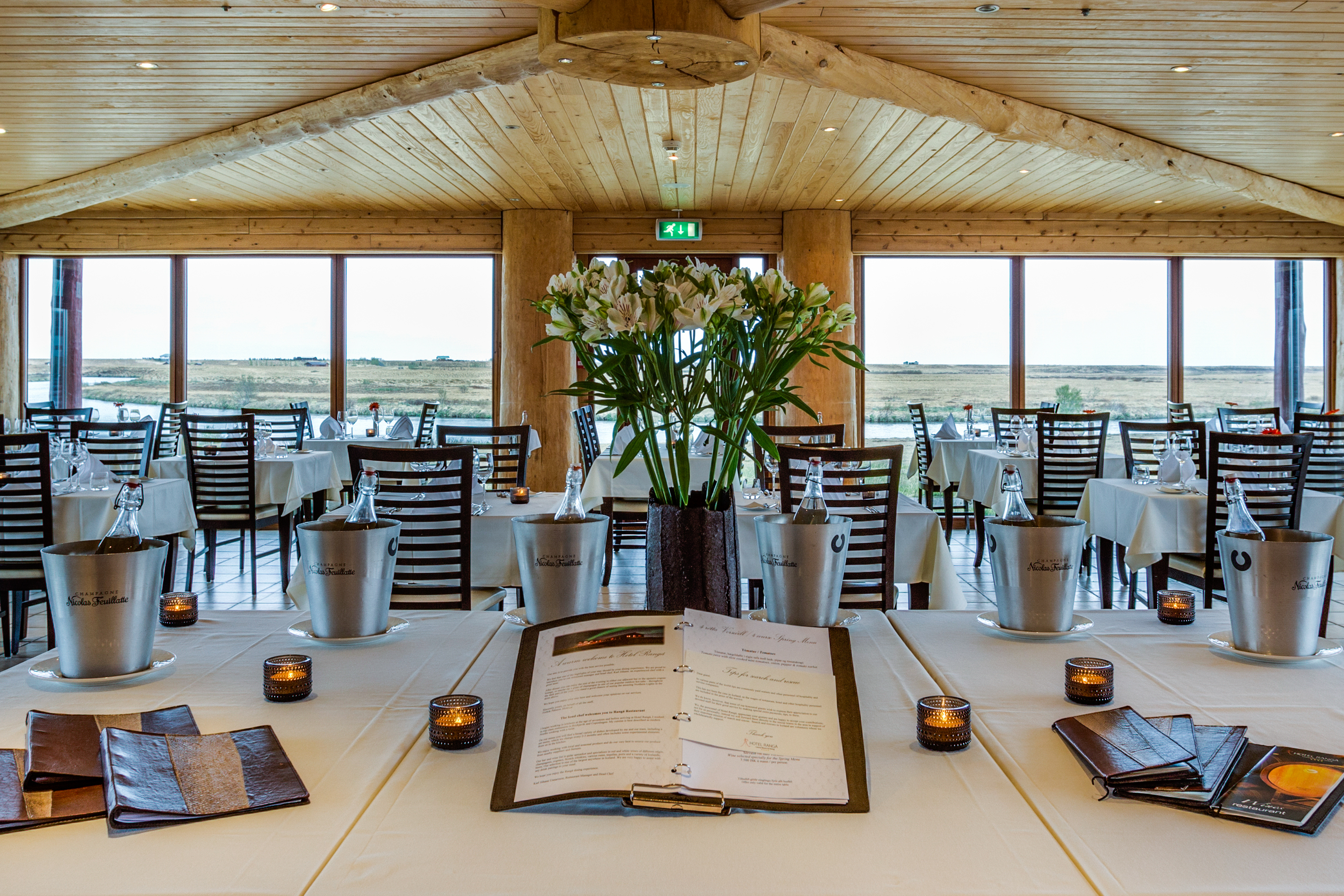 Hotel Rangá dining room - a glass room with laid tables