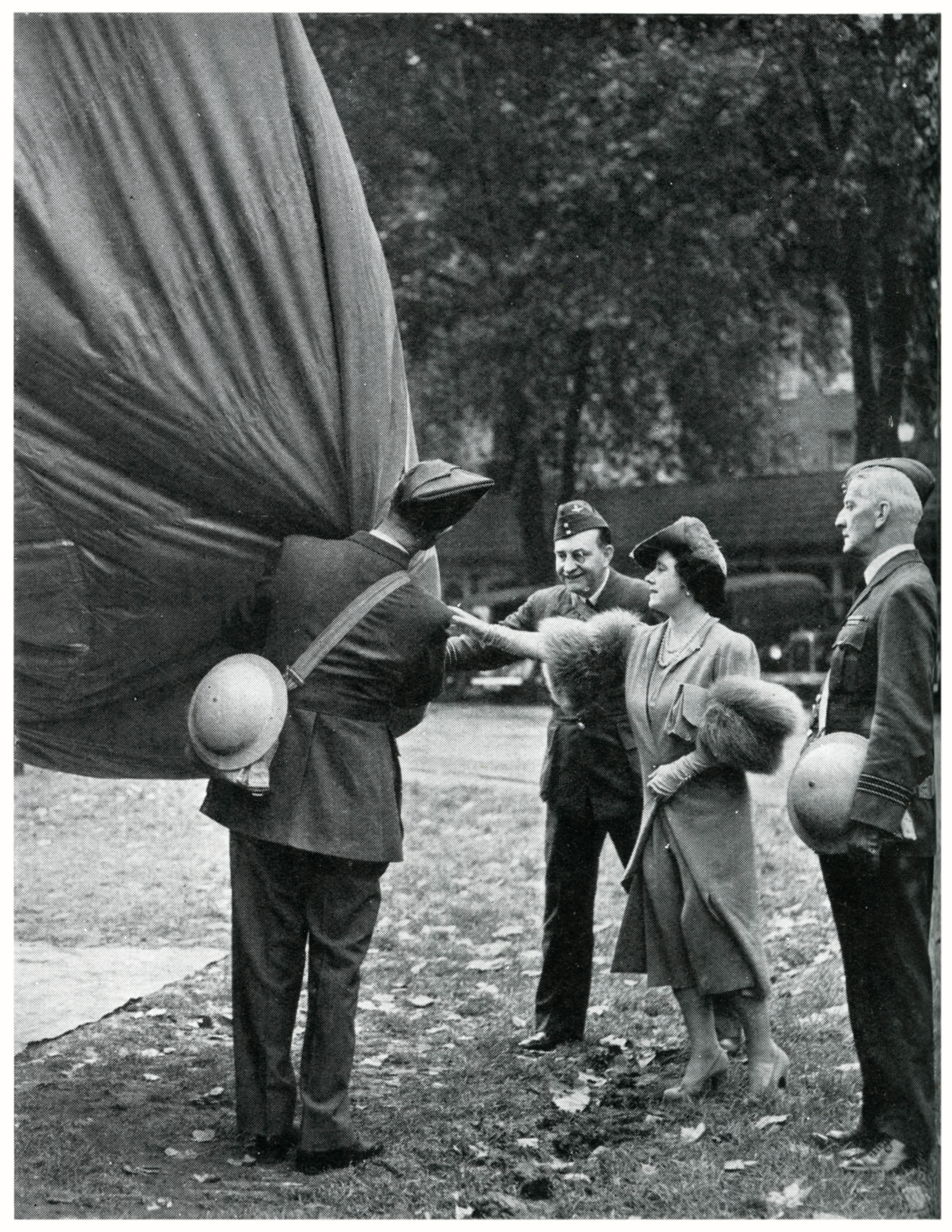 An image of the Queen inspecting a barrage balloon.