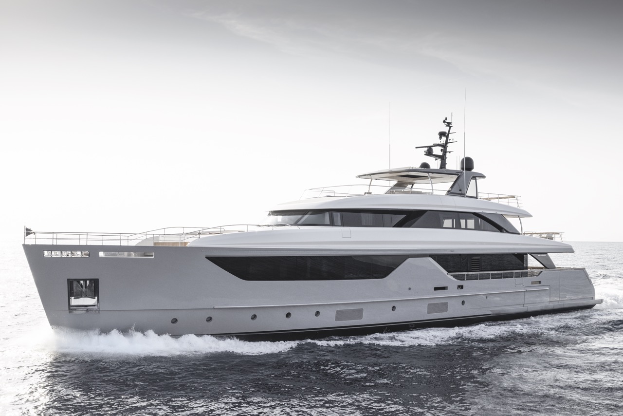The sleek lines of the SD132, Sanlorenzo Mayfair.