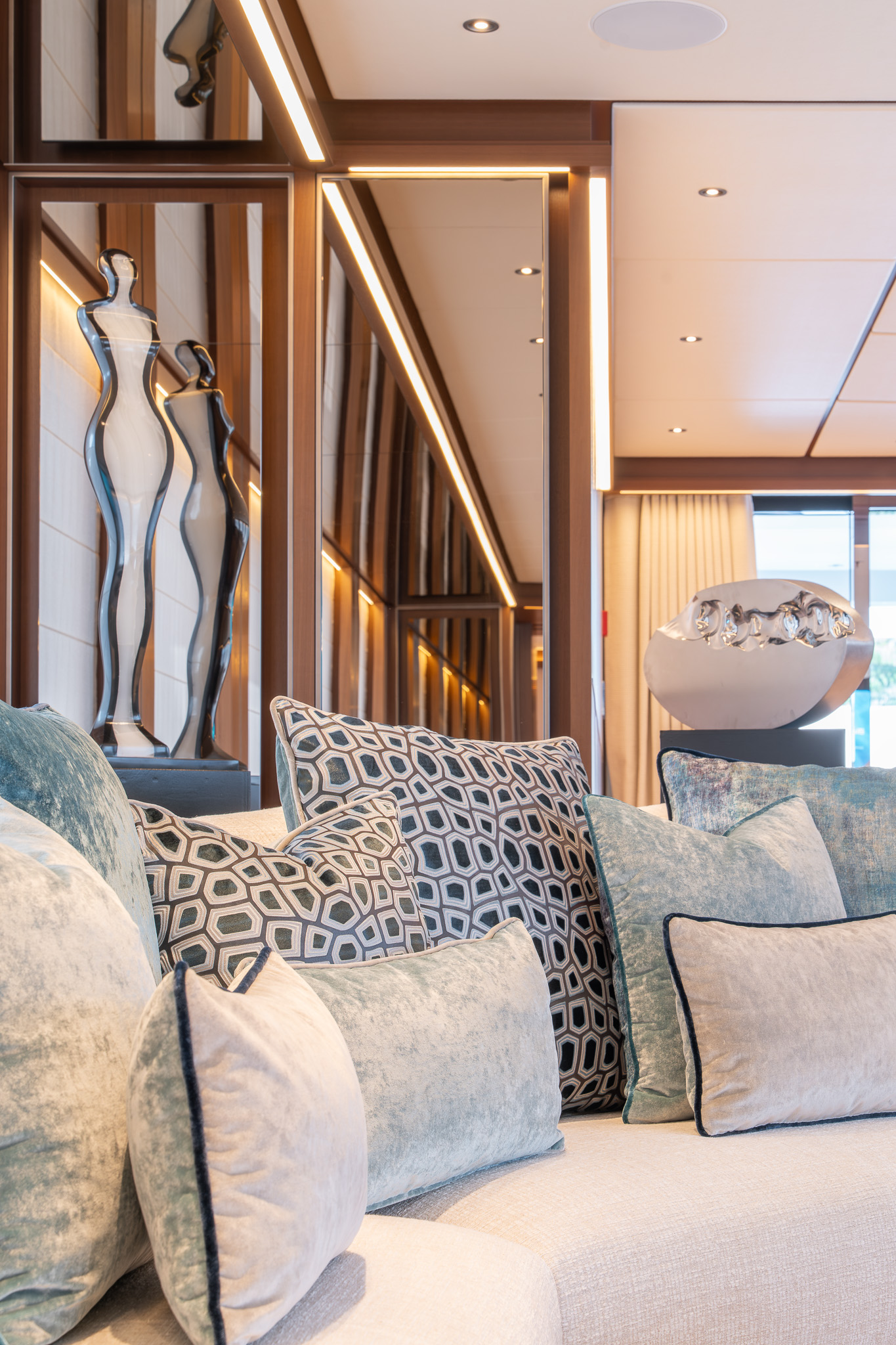 Sofa and statues in the lounge of Heesen Agnetha.