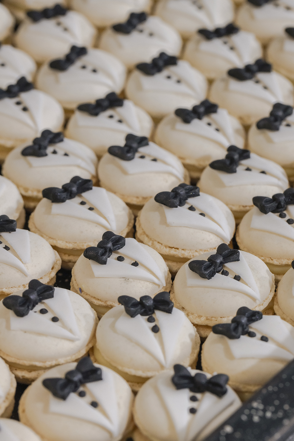 White tie macarons, Champagne Bollinger 007.