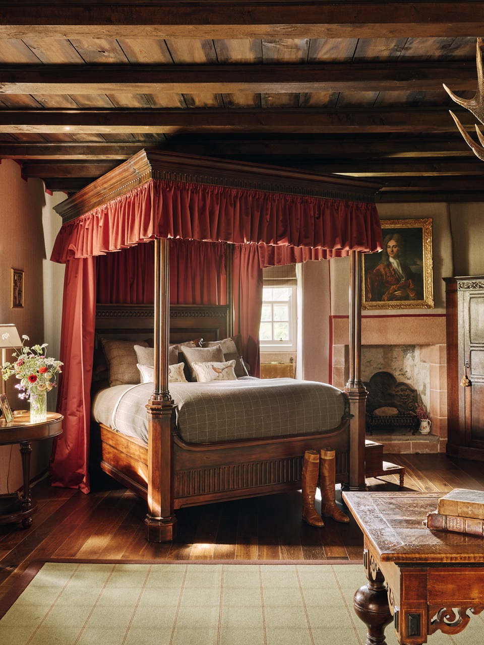 Katharine Pooley four poster bed.